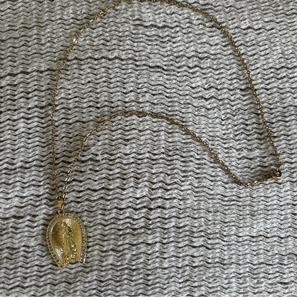 Gold Chain Virgin Mary Rhinestone Horseshoe Necklace - Picture 7 of 15